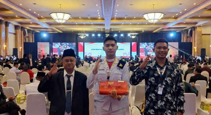 Kepala Badan Kesatuan Bangsa dan Politik (Kesbangpol) Kabupaten Kepulauan Sangihe, Godfriet F. Pella bersama Purna Paskibraka 2022, Luckemeraldo Jardel Frits Putra Wagania (foto:istimewa)