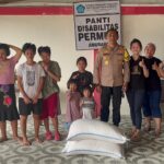 Kapolres Minahasa Selatan (Minsel) AKBP Arianto Salkery, SH, MH, berbagi berkat bersama anak-anak Panti Asuhan Permuti Amurang, Sabtu siang (31/08/2024).