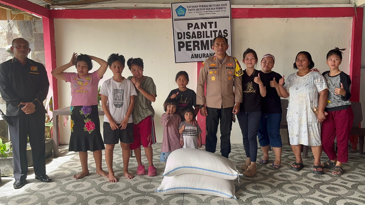 Kapolres Minahasa Selatan (Minsel) AKBP Arianto Salkery, SH, MH, berbagi berkat bersama anak-anak Panti Asuhan Permuti Amurang, Sabtu siang (31/08/2024).