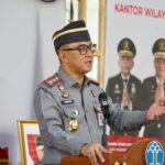 Kepala Kantor Wilayah Kementerian Hukum dan HAM Sulawesi Utara, Ronald Lumbuun menjadi Pembina Apel yang digelar di Lapangan Kantor Wilayah, Selasa (17/09).