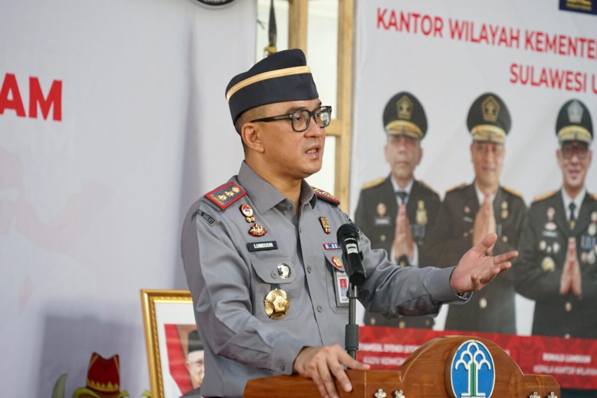Kepala Kantor Wilayah Kementerian Hukum dan HAM Sulawesi Utara, Ronald Lumbuun menjadi Pembina Apel yang digelar di Lapangan Kantor Wilayah, Selasa (17/09).