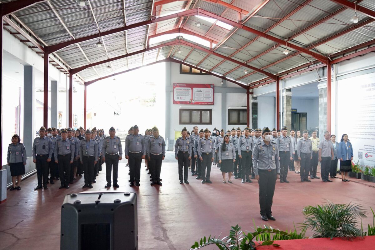 Suasana apel yang dipimpin oleh Analis Keimigrasian Madya, Hendrik Rimpis tersebut