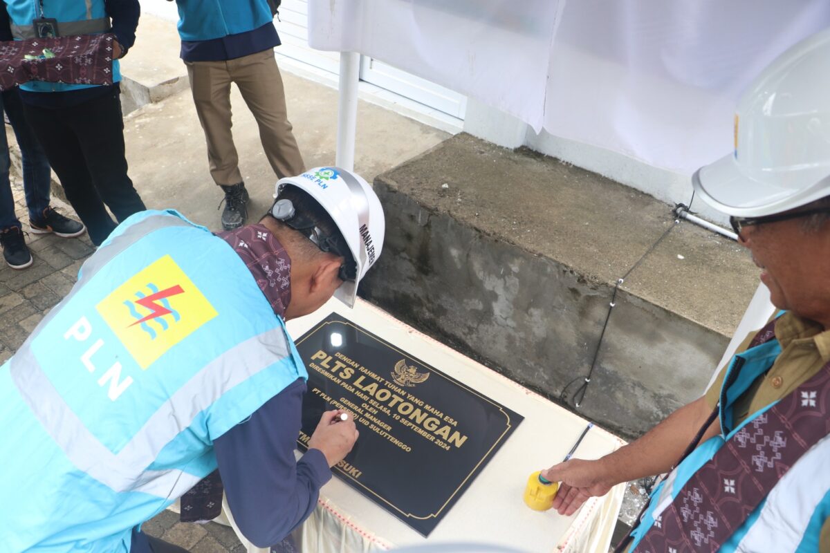 General Manager PLN UID Suluttenggo, Atmoko Basuki tandatangani prasasti PLTS Laotongan UP3 Tahuna di Desa Laotongan, Kabupaten Kepulauan Sangihe (10/9).