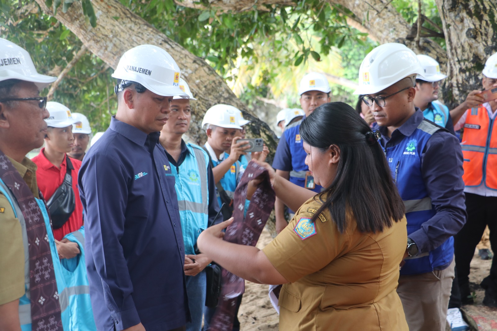 Proses penyambutan General Manager PLN UID Suluttengo oleh pemerintah setempat untuk peresmian PLTS Laotongan UP3 Tahuna (10/9).