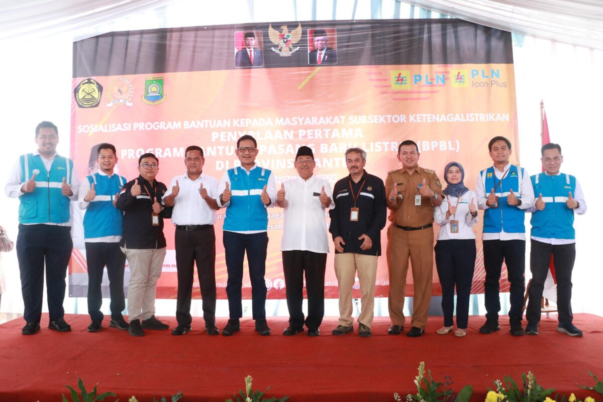 Hari, PT PLN (Persero) bersama Kementerian Energi Sumber Daya Mineral (ESDM) menyalurkan program Bantuan Pasang Baru Listrik (BPBL) di wilayah kelurahan Poris Gaga, Batu Ceper, Tangerang, Banten, Senin (2/9).