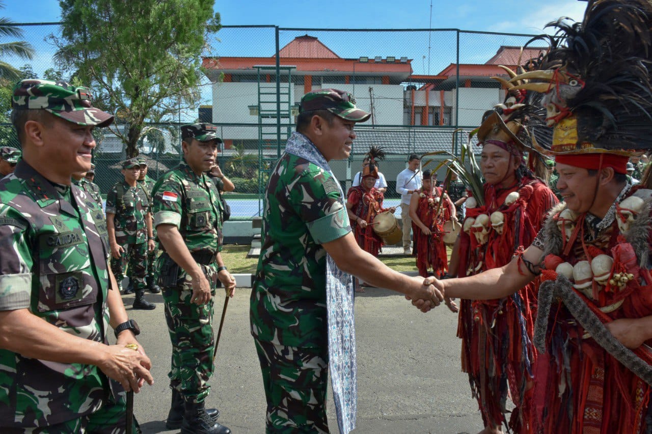 Kasad Jenderal TNI Maruli Simanjuntak, M.Sc., melaksanakan kunjungan kerja ke jajaran Kodam XIII/Merdeka pada hari ini, bertempat di Makorem 131/Santiago.