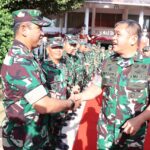 Danlanud Sam Ratulangi Marsma TNI Ramot C.P.Sinaga, S.E., M.Han., mengantar keberangkatan Kasad Jenderal TNI Maruli Simanjuntak, M.Sc., di VIP Room Pemda Sulawesi Utara, Manado. Sabtu (14/9/2024).