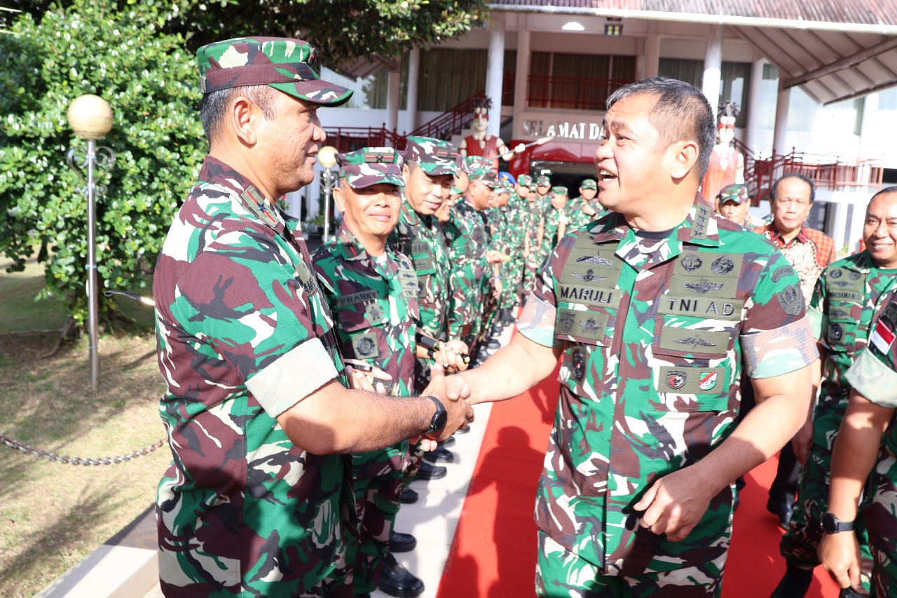 Danlanud Sam Ratulangi Marsma TNI Ramot C.P.Sinaga, S.E., M.Han., mengantar keberangkatan Kasad Jenderal TNI Maruli Simanjuntak, M.Sc., di VIP Room Pemda Sulawesi Utara, Manado. Sabtu (14/9/2024).