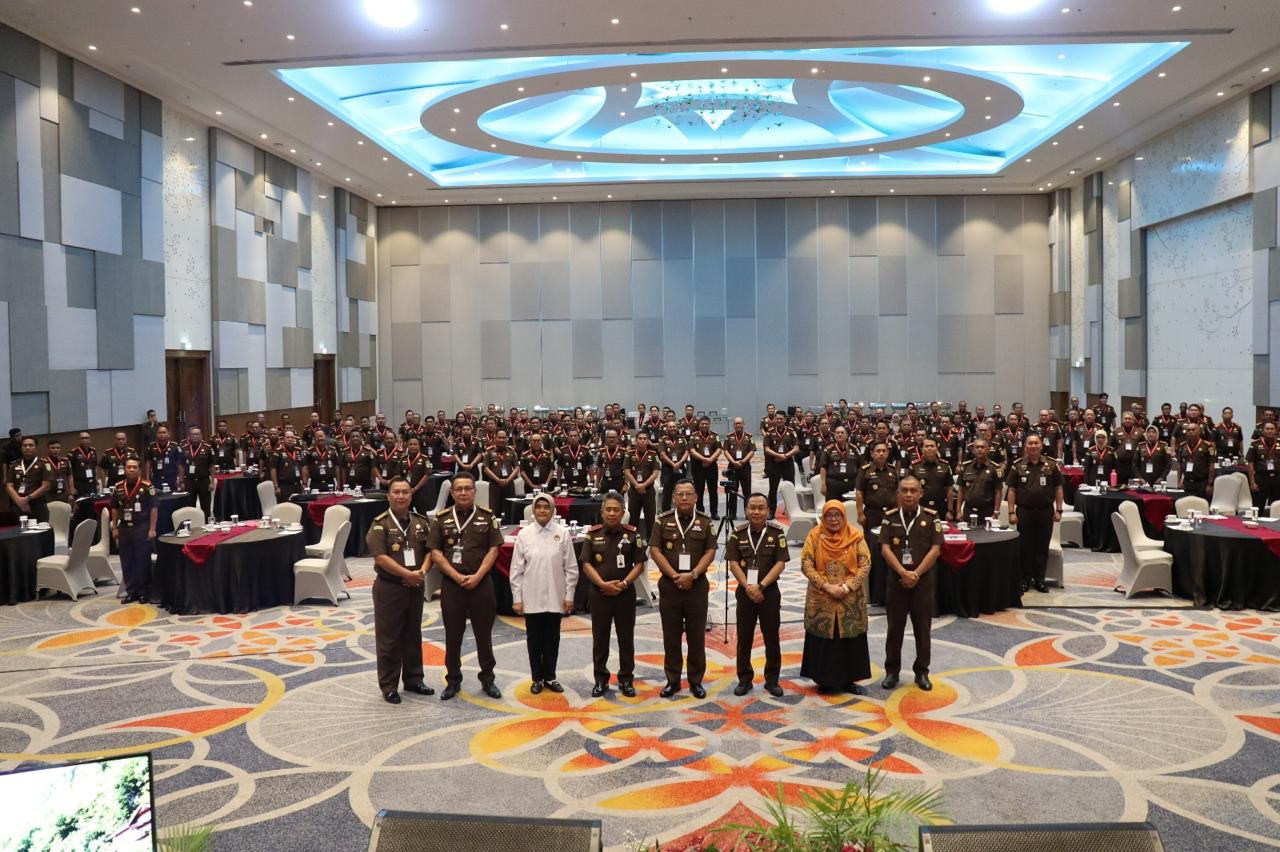 Sesjampidum dan Kajati bersama dengan narasumber dan peserta Bimbingan Teknis.