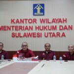 Kakanwil, Kepala Kantor Wilayah Kementerian Hukum dan HAM Sulawesi Utara Ronald Lumbuun didampingi Kepala Divisi Administrasi John Batara, Kepala Divisi Pemasyarakatan Aris Munandar dan Kepala Divisi Keimigrasian Syamsul Efendi Sitorus mengikuti Webinar Series 3 secara virtual dari Ruang Rapat Kakanwil, Kamis (12/9).