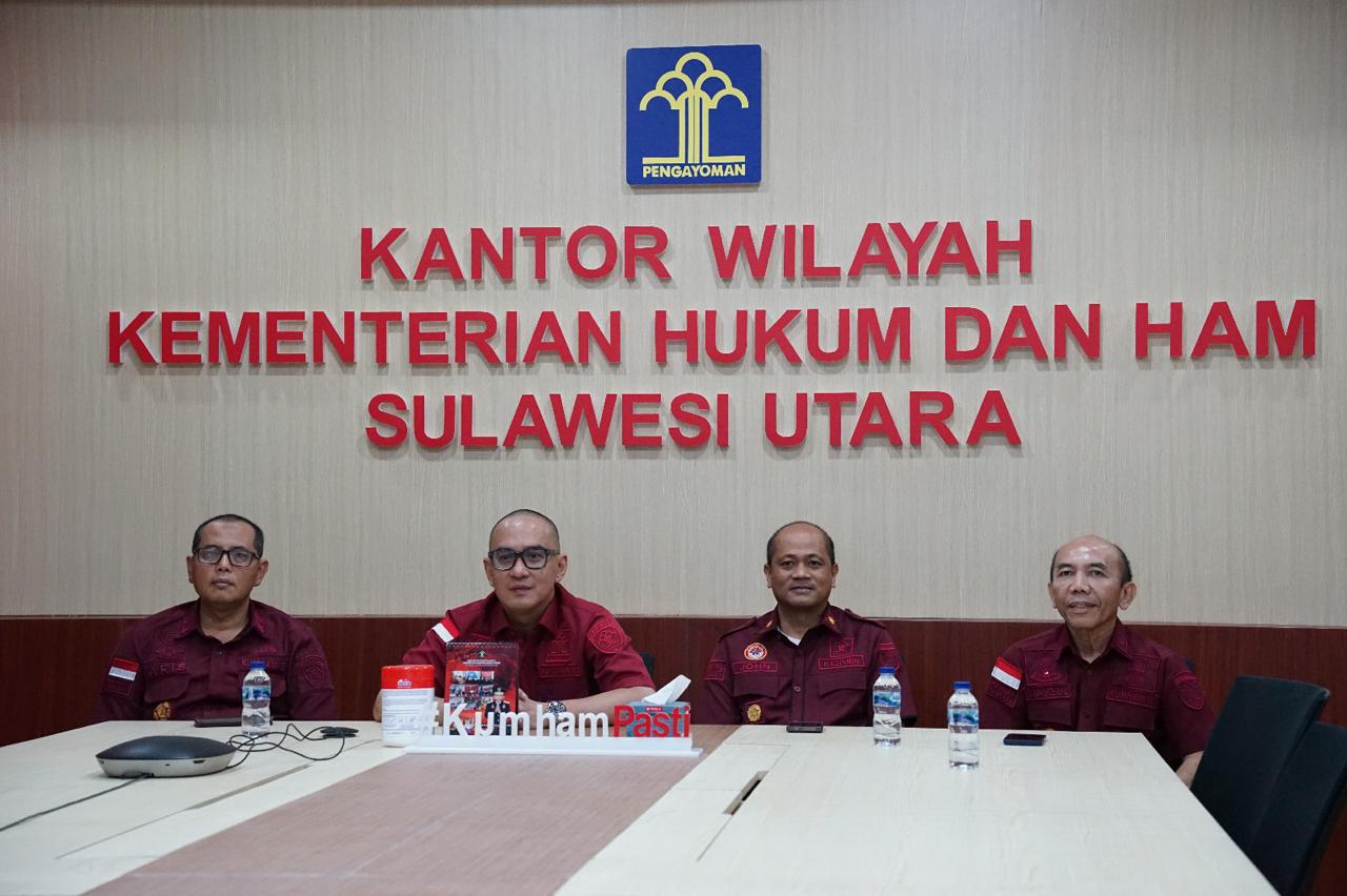 Kakanwil, Kepala Kantor Wilayah Kementerian Hukum dan HAM Sulawesi Utara Ronald Lumbuun didampingi Kepala Divisi Administrasi John Batara, Kepala Divisi Pemasyarakatan Aris Munandar dan Kepala Divisi Keimigrasian Syamsul Efendi Sitorus mengikuti Webinar Series 3 secara virtual dari Ruang Rapat Kakanwil, Kamis (12/9).