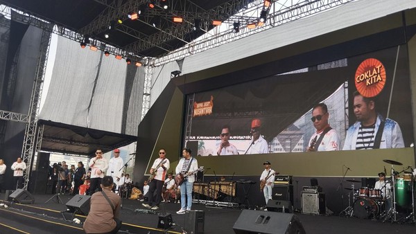 HUT, Kapolri Jenderal Pol. Listyo Sigit Prabowo dan Panglima TNI Jenderal Agus Subiyanto kompak bernyanyi bersama di perhelatan Pesta Rakyat HUT ke-79 TNI di Monas, Jakarta Pusat, Minggu (22/9/24).