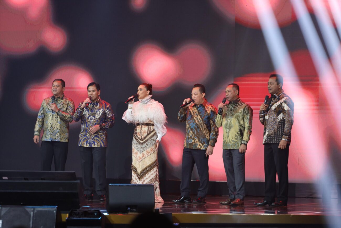 Kapolri Jenderal Polisi Drs. Listyo Sigit Prabowo,Panglima TNI Jenderal Agus Subiyanto, KSAD Jenderal TNI Maruli Simanjuntak, KSAU Tonny Harjono, dan KSAL Muhammad Ali nampak menyumbang dua lagu dalam puncak perayaan Hari Ulang Tahun (HUT) KompasTV ke-13.