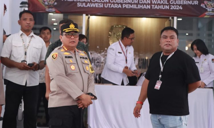 Kapolresta Manado Kombes Pol Julianto Sirait memimpin langsung pengamanan tahap pendaftaran Pilkada Serentak 2024 di Kantor KPU Sulawesi Utara hari ini.