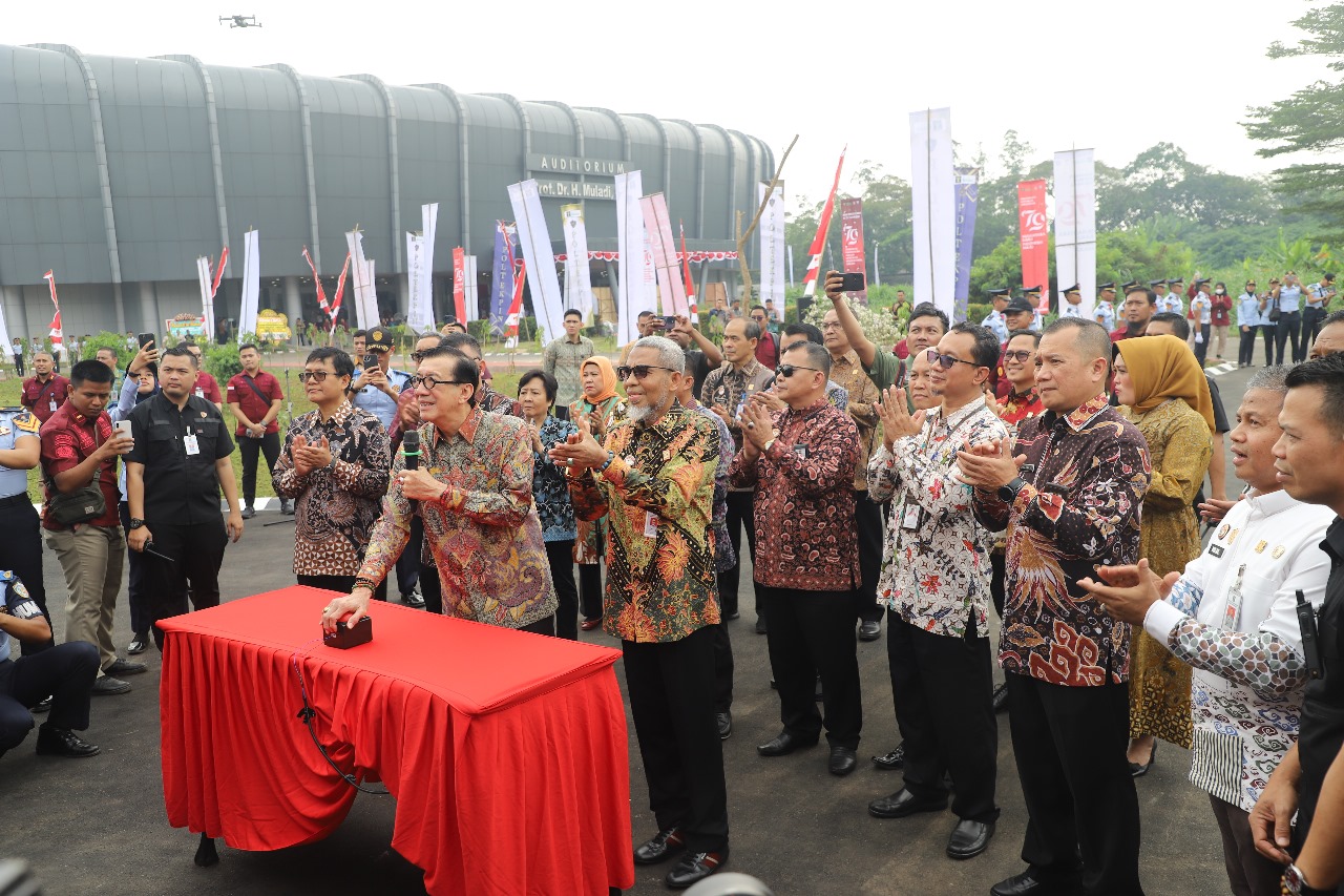 Menteri Hukum dan HAM, Yasonna H. Laoly, meresmikan restrukturisasi dua Politeknik, yaitu Politeknik Ilmu Pemasyarakatan dan Politeknik Imigrasi menjadi satu atap, yaitu Politeknik Pengayoman Indonesia (POLTEKPIN). Kamis (08/08/2024)