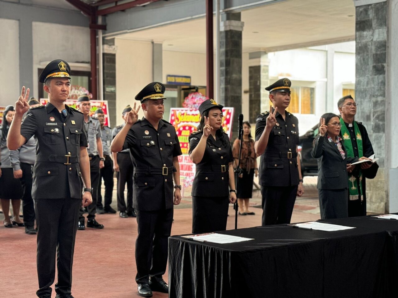 Kepala Kantor Wilayah Kementerian Hukum dan HAM Sulawesi Utara Ronald Lumbuun melantik secara virtual Pejabat Fungsional dan Pengganti Antar Waktu Majelis Pengawas Daerah Notaris Kota Manado yang disaksikan oleh Kepala Bidang Pelayanan Hukum Hendrik Siahaya dan Kepala Bidang Hukum Hendra Zachawerus. Senin (05/08/2024)