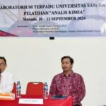 Rektor Oktovian Sompie (kiri) buka Pelatihan Analis Kimia Unsrat (Foto : Dok. Unsrat)