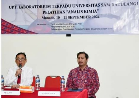 Rektor Oktovian Sompie (kiri) buka Pelatihan Analis Kimia Unsrat (Foto : Dok. Unsrat)