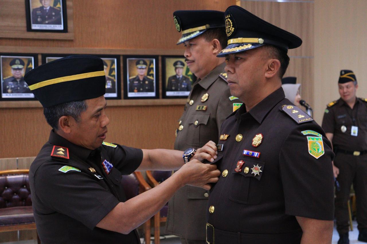 Kepala Kejaksaan Tinggi Sulawesi Utara Dr. Andi Muhammad Taufik. S.H., M.H., CGCAE memimpin Upacara Pelantikan, Pengambilan Sumpah dan Serah Terima Jabatan Asisten Tindak Pidana Umum Mohamad Farid Rumdana, S.H., M.H., Koordinator pada Kejati Sulut  Irwan Ganda Saputra, S.H., M.H., Krisnandar, S.H., M.H., dan Rahmat, S.H., M.H. bertempat di Aula Sam Ratulangi Kejati ,Senin (2/9/2024)
