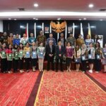 Rektor Universitas Sam Ratulangi (Unsrat) Manado Prof. Dr. Ir. Oktovian Berty Alexander Sompie M.Eng. IPU. ASEAN menyerahkan SK Pejabat Fungsional di Gedung Rektorat Unsrat Kamis (05/09/2024).