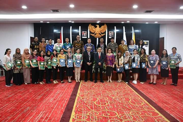 Rektor Universitas Sam Ratulangi (Unsrat) Manado Prof. Dr. Ir. Oktovian Berty Alexander Sompie M.Eng. IPU. ASEAN menyerahkan SK Pejabat Fungsional di Gedung Rektorat Unsrat Kamis (05/09/2024).