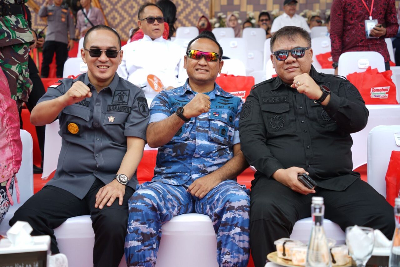 Kakanwil, Kepala Kantor Wilayah Kementerian Hukum dan HAM Sulawesi Utara (Kakanwil Kemenkumham Sulut) Ronald Lumbuun didampingi Kepala Divisi Keimigrasian Syamsul Efendi Sitorus menghadiri Tomohon Internasional Flower Festival (TIFF) 2024 yang mengusung tema “Moving Forward, Getting Stronger”. Sabtu (10/08/2024)