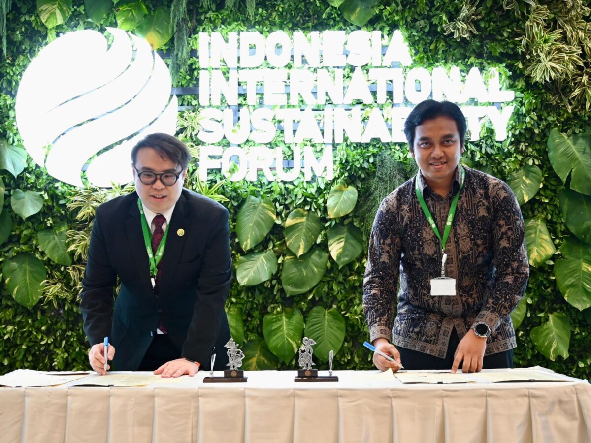 PLN (Persero) menandatangani dua nota kesepahaman atau Memorandum of Understanding (MoU) terkait pengembangan infrastruktur kendaraan listrik atau electric vehicle (EV) pada gelaran Indonesia International Sustainability Forum (IISF) 2024 di Jakarta Convention Center, Kamis (5/9).