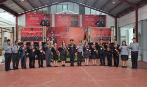 Wisuda, Plh. Kepala Kantor Wilayah Kementerian Hukum dan HAM (Kemenkumham) Sulawesi Utara, John Batara, secara resmi mewisuda sebelas orang purna pengayoman Jajaran Kanwil Kemenkumham Sulawesi Utara periode 1 September 2023 hingga 31 Agustus 2024.