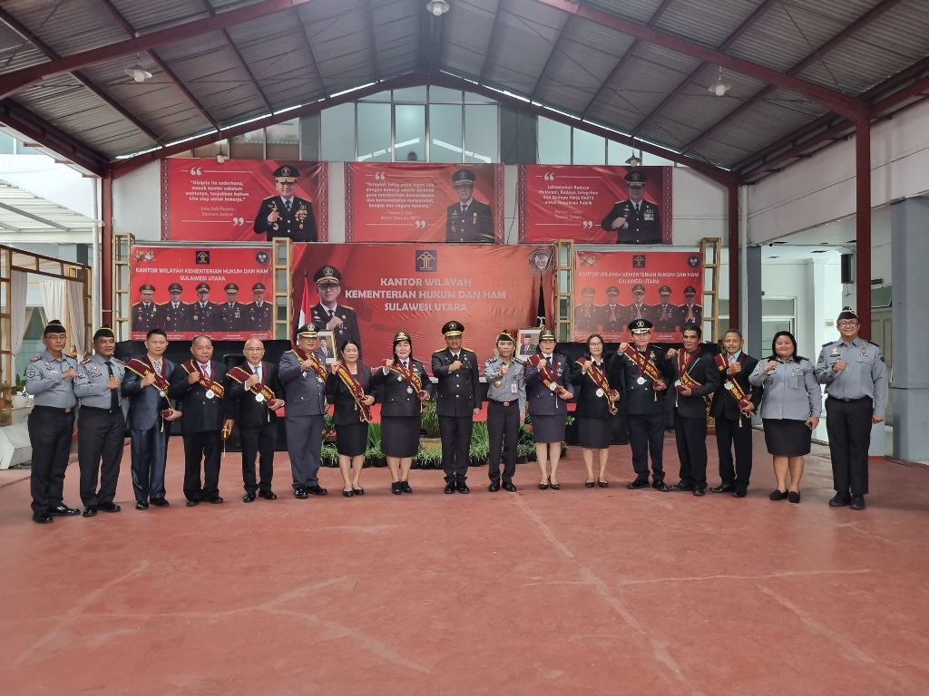 Wisuda, Plh. Kepala Kantor Wilayah Kementerian Hukum dan HAM (Kemenkumham) Sulawesi Utara, John Batara, secara resmi mewisuda sebelas orang purna pengayoman Jajaran Kanwil Kemenkumham Sulawesi Utara periode 1 September 2023 hingga 31 Agustus 2024.