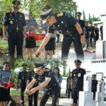 Kantor Wilayah Kementerian Hukum dan HAM Sulawesi Utara menggelar upacara, ziarah, dan tabur bunga di Taman Makam Pahlawan (TMP) Kairagi Manado, Jumat (9/8).