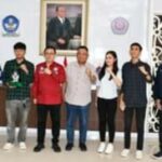 Rektor Unsrat bersama mahasiswa berprestasi (Foto : Dok. Unsrat)