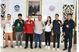 Rektor Unsrat bersama mahasiswa berprestasi (Foto : Dok. Unsrat)