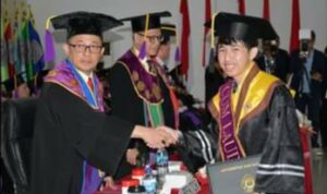 Rektor Unsrat Prof. Oktovian Sompie mewisuda dan memberi selamat kepala Wusidawan (Foto : Dok. Unsrat)