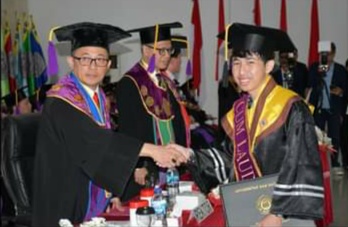 Rektor Unsrat. Prof. Oktovian Sompie Rektor Unsrat Prof. Oktovian Sompie mewisuda dan memberi selamat kepala Wusidawan (Foto : Dok. Unsrat)