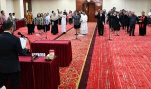 Rektor Unsrat Prof. Oktovian Sompie lantik pejabat di lingkungan Unsrat (Foto : Dok. Unsrat)