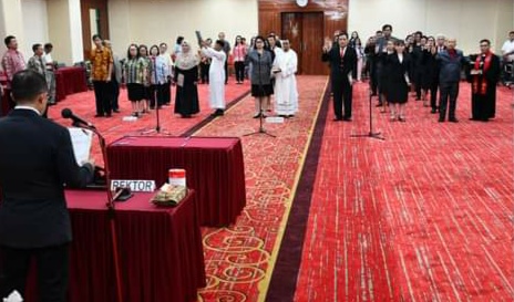 Rektor Unsrat Prof. Oktovian Sompie lantik pejabat di lingkungan Unsrat (Foto : Dok. Unsrat)