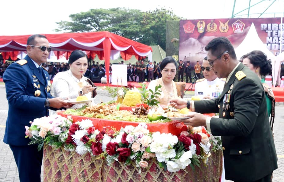 Perayaan  HUT Ke-79 TNI di Kawasan Megamas Meriah