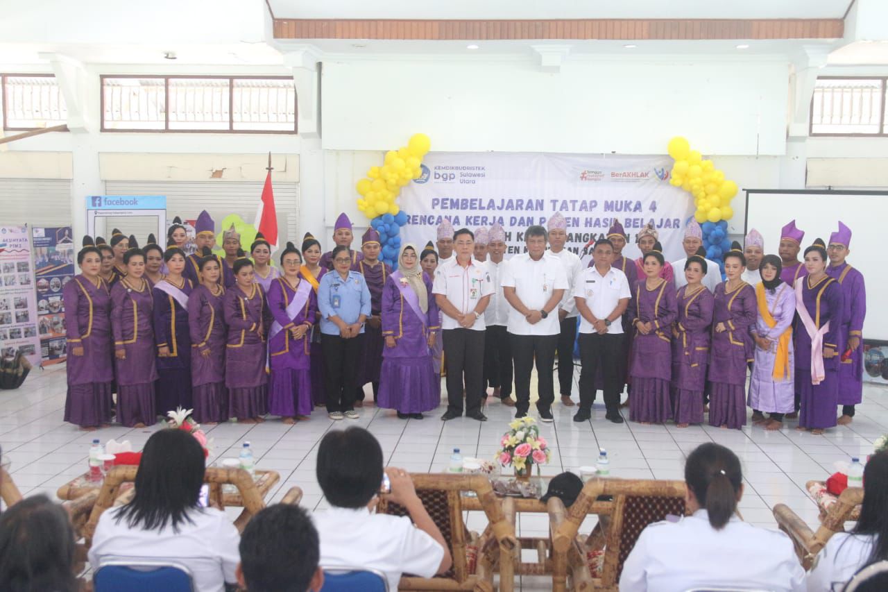 Pj. Bupati Kepulauan Sangihe, Albert Huppy Wounde bersama sejumlah guru penggerak 