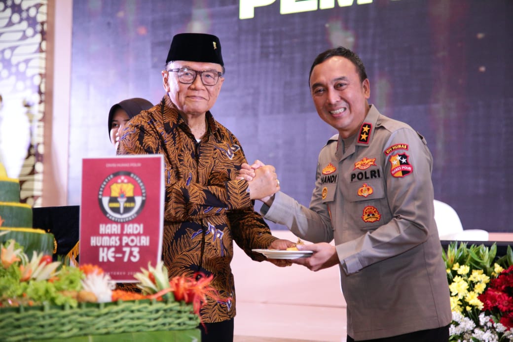 Kadiv Humas Polri Irjen. Pol. Sandi Nugroho resmi memperkenalkan dua Perkadiv yang telah disahkan oleh Kapolri Jenderal Polisi Drs. Listyo Sigit Prabowo.