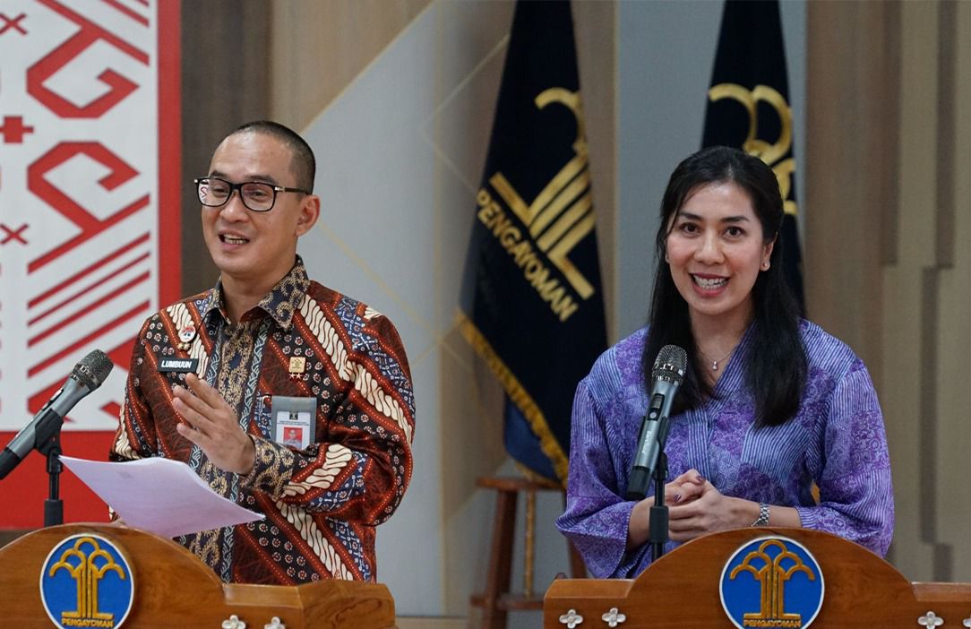 Kepala Kantor Wilayah Kemenkumham Sulut, Ronald Lumbuun, yang juga bertindak sebagai Pembina Dharma Wanita Persatuan dan Dharma Wanita Pengayoman, serta Ketua Dharma Wanita Persatuan Kanwil Kemenkumham Sulut, Astrid Lumbuun.