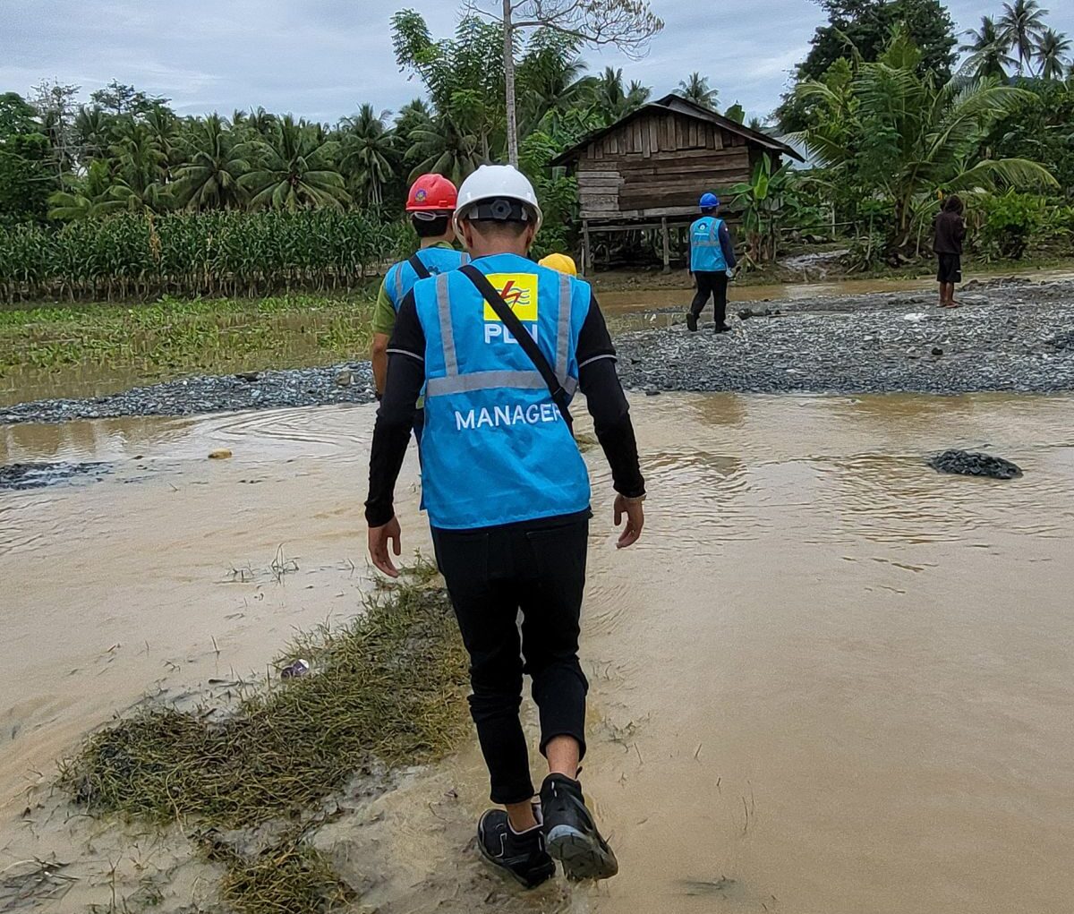Petugas PLN Bahu Membahu Percepat Pemulihan Jaringan Listrik Karena Cuaca Ekstrim di Sulteng