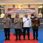 Wakapolda Sulut Brigjen Pol Bahagia Dachi didampingi Direktur Binmas Kombes Pol Anis V. Brugman menghadiri pembukaan Rapat Kerja Daerah (Rakerda) Badan Pengurus Daerah (BPD) Asosiasi Badan Usaha Jasa Pengamanan Indonesia (ABUJAPI) Sulawesi Utara, di aula Catur Prasetya Polda Sulut, Kamis (24/10/2024).