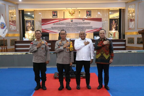 Wakapolda Sulut Brigjen Pol Bahagia Dachi didampingi Direktur Binmas Kombes Pol Anis V. Brugman menghadiri pembukaan Rapat Kerja Daerah (Rakerda) Badan Pengurus Daerah (BPD) Asosiasi Badan Usaha Jasa Pengamanan Indonesia (ABUJAPI) Sulawesi Utara, di aula Catur Prasetya Polda Sulut, Kamis (24/10/2024).