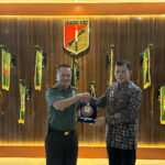 Pertemuan strategis antara General Manager PLN Unit Induk Distribusi Sulawesi Utara, Tengah, dan Gorontalo (UID Suluttenggo), Atmoko Basuki (kanan) melaksanakan pertemuan dengan Pangdam XIII Merdeka Mayjen TNI Candra Wijaya,