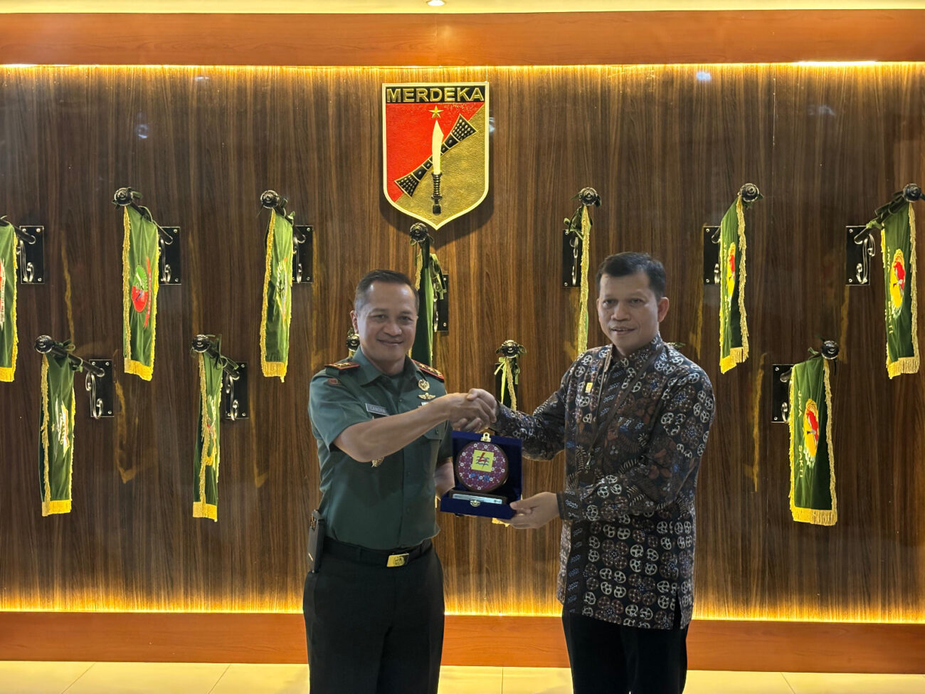 Pertemuan strategis antara General Manager PLN Unit Induk Distribusi Sulawesi Utara, Tengah, dan Gorontalo (UID Suluttenggo), Atmoko Basuki (kanan) melaksanakan pertemuan dengan Pangdam XIII Merdeka Mayjen TNI Candra Wijaya,