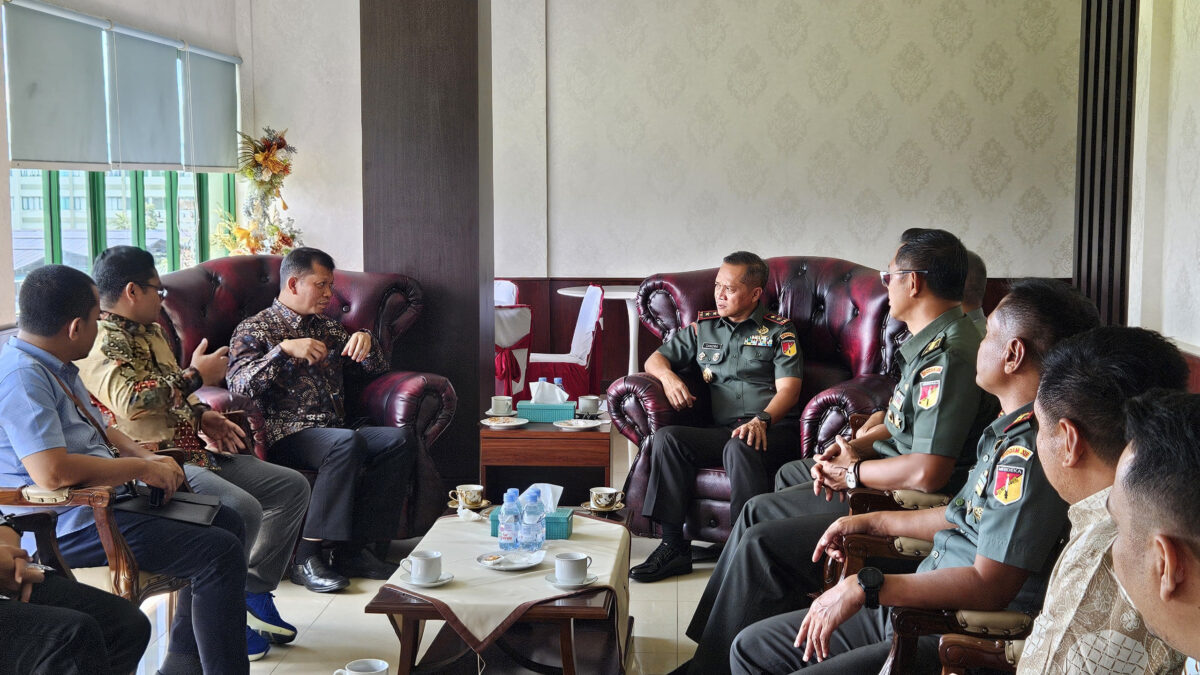 Suasana pertemuan antara General Manager PLN Unit Induk Distribusi (UID) Sulawesi Utara, Tengah, dan Gorontalo (Suluttenggo), Atmoko Basuki dan Pangdam XIII Merdeka Mayjen TNI Candra Wijaya, M.A  yang berlangsung di Kodam XIII Merdeka  