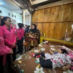 Ketua Umum Bhayangkari yang juga istri Kapolri, Juliati Sigit Prabowo mengunjungi anggota Polsek Baruga, Kendari, Sulawesi Tenggara, Aiptu Heri Santoso dan anaknya Yunita Sulistyawati yang tengah terbaring sakit, Rabu (16/10/2024).