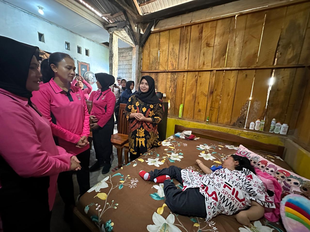 Ketua Umum Bhayangkari yang juga istri Kapolri, Juliati Sigit Prabowo mengunjungi anggota Polsek Baruga, Kendari, Sulawesi Tenggara, Aiptu Heri Santoso dan anaknya Yunita Sulistyawati yang tengah terbaring sakit, Rabu (16/10/2024).