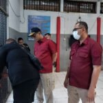 Kepala Kantor Wilayah Kemenkumham Sulawesi Utara Ronald Lumbuun mempimpin operasi Satuan Operasional Kepatuhan Internal Pemasyarakatan (Satopspatnal) Divisi Pemasyarakatan, Kamis (24/10).