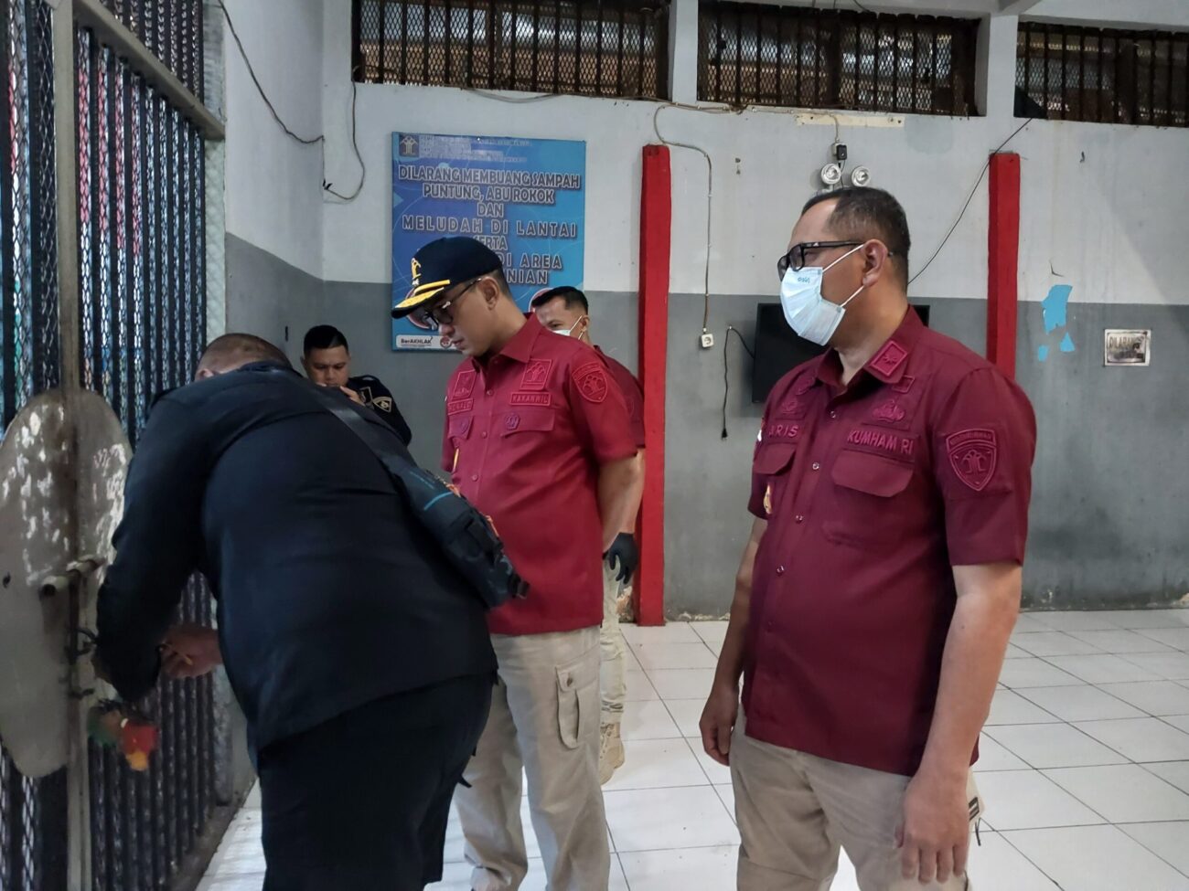 Kepala Kantor Wilayah Kemenkumham Sulawesi Utara Ronald Lumbuun mempimpin operasi Satuan Operasional Kepatuhan Internal Pemasyarakatan (Satopspatnal) Divisi Pemasyarakatan, Kamis (24/10).